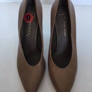 B Makowsky "Marcy" Light Brown   Women Leather Pumps Size 6